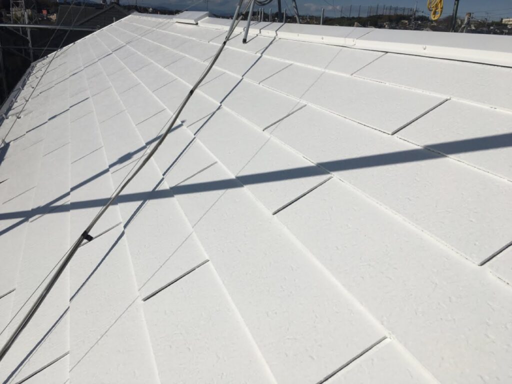 白色に仕上がった屋根