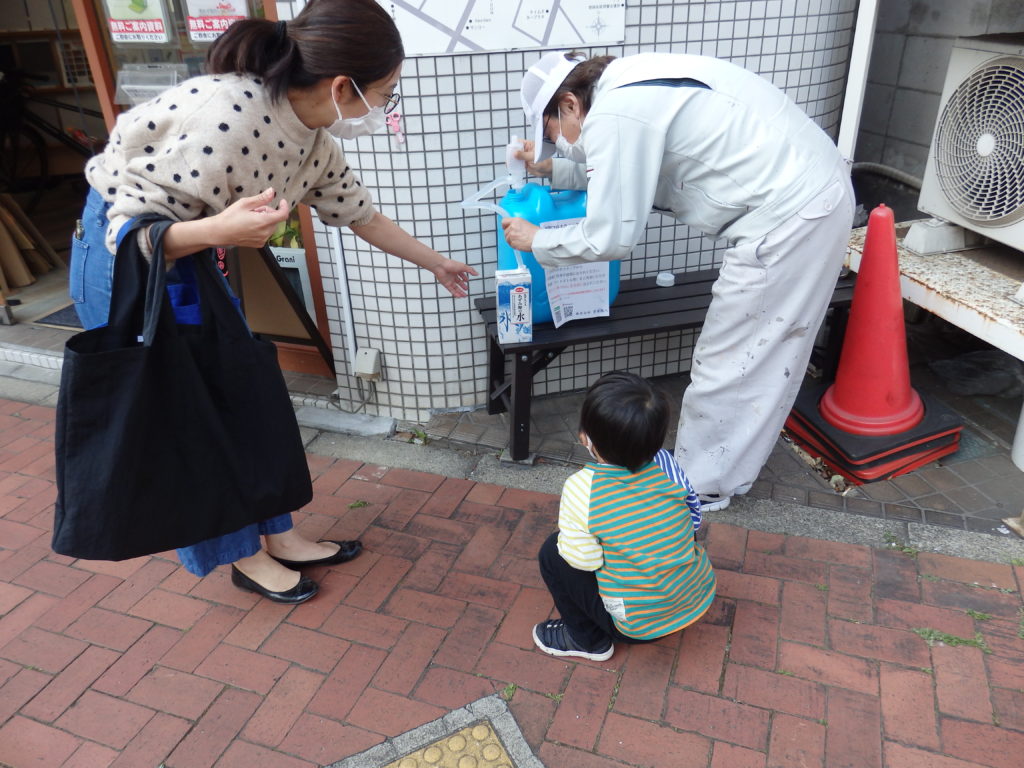 スタッフによる次亜塩素酸水の配布