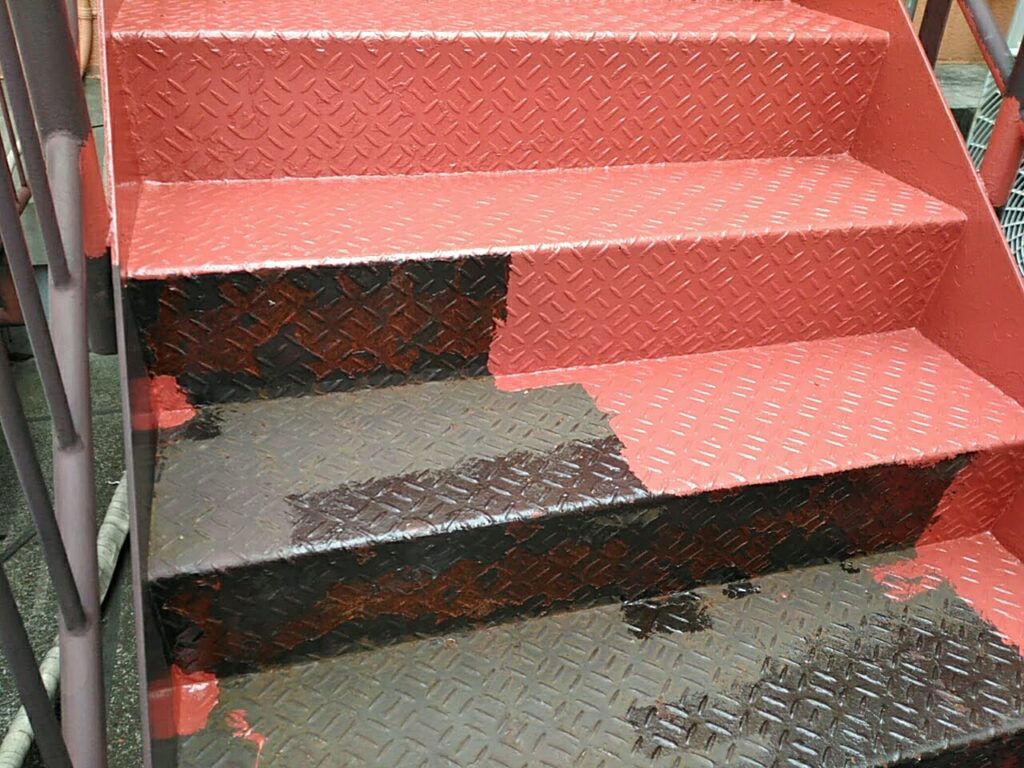 鉄階段　サビ止め塗布