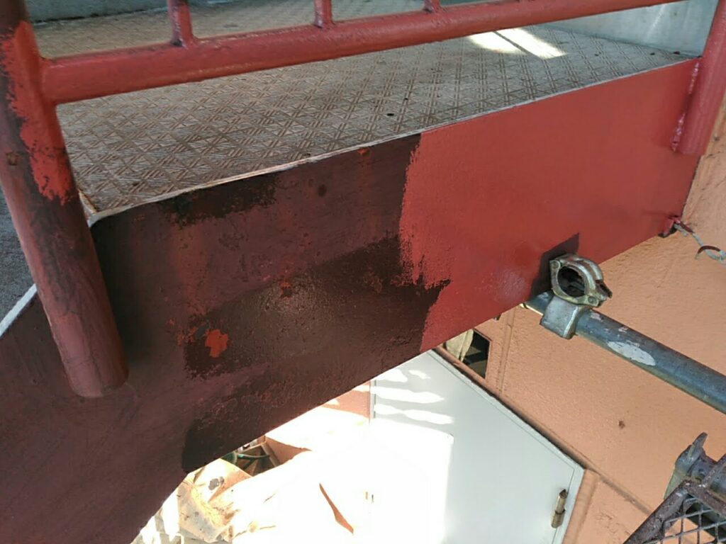 鉄階段　サビ止め塗布