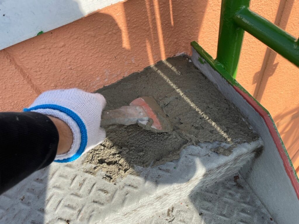 鉄階段　防水　モルタル付け