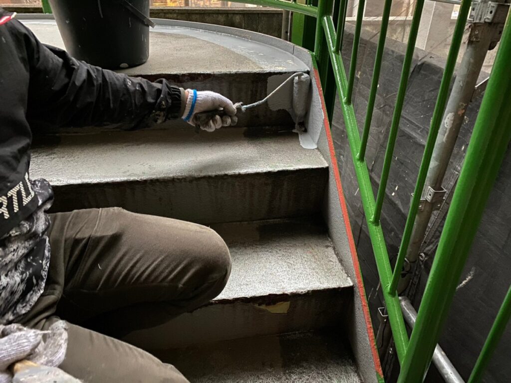 鉄階段　防水　ウレタン塗布