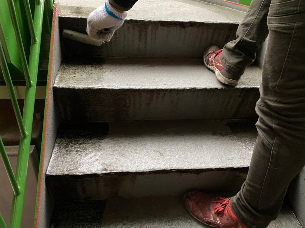 鉄階段　防水　ケレン