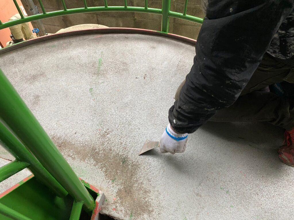 鉄階段　防水　ケレン