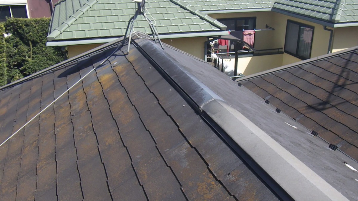 01-roof-before カバー工法の施工前。既存のスレート屋根。
