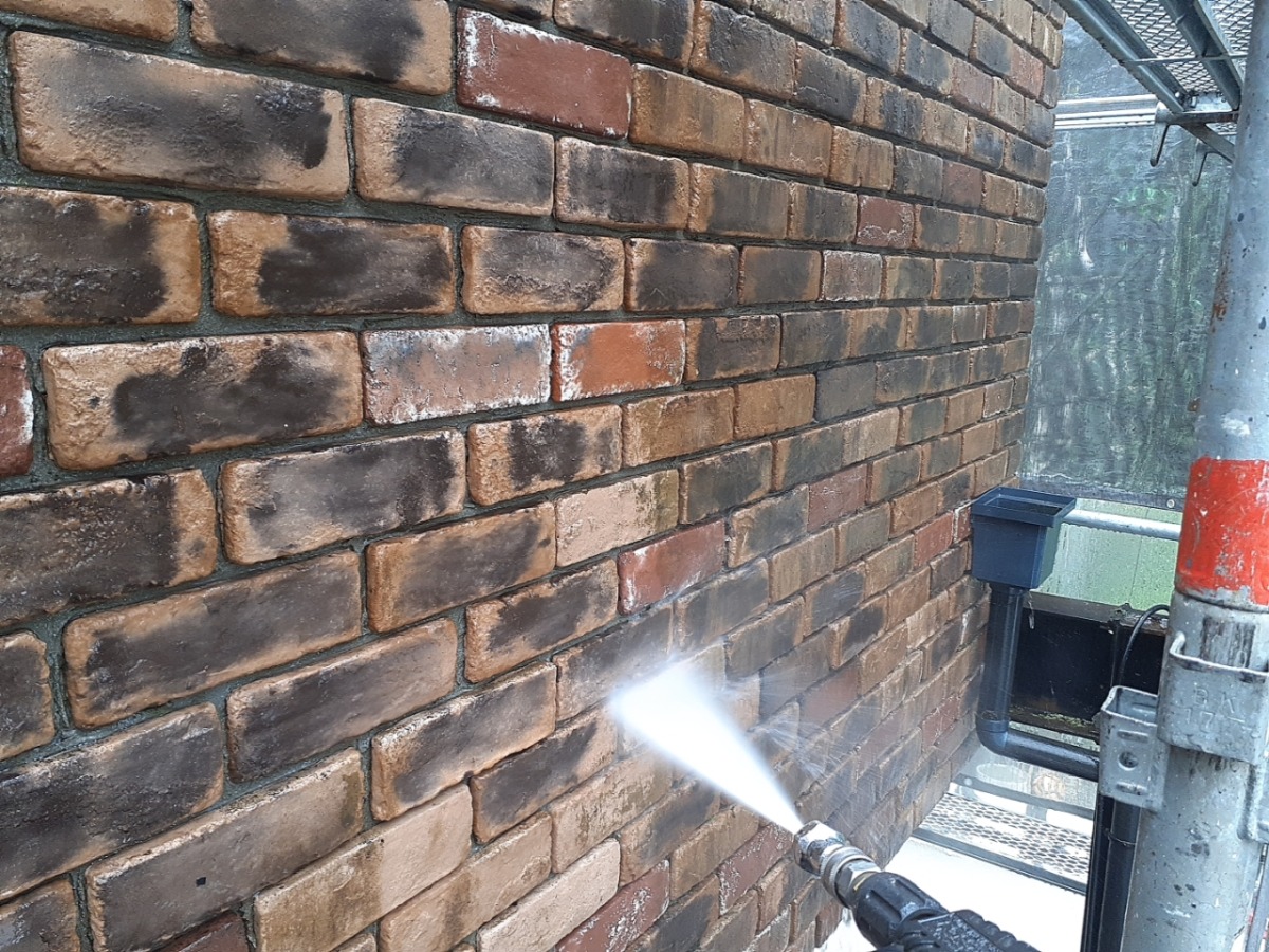 03-wash-brick レンガ調の外壁面を高圧洗浄。