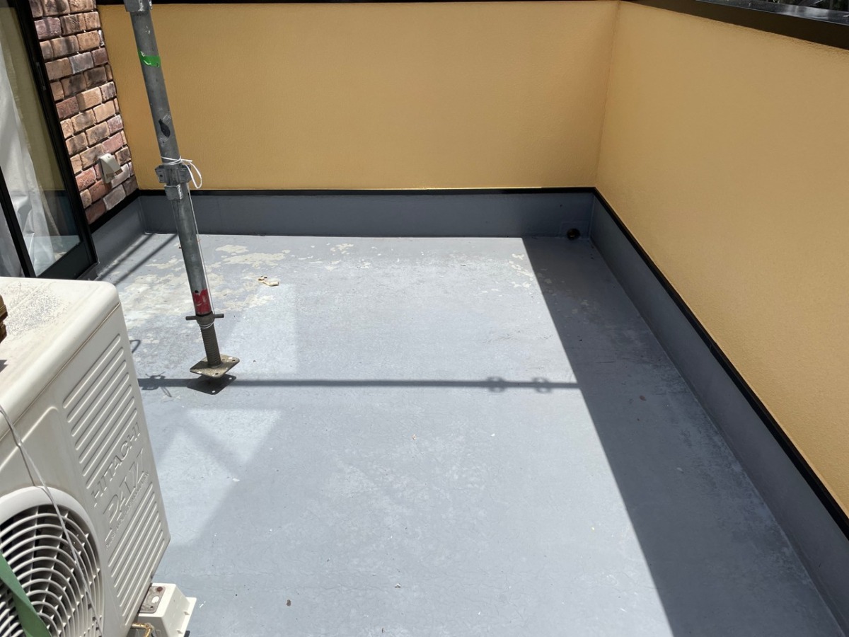 11-balcony-before 防水工事前のバルコニー床。表面に部分的な傷み。
