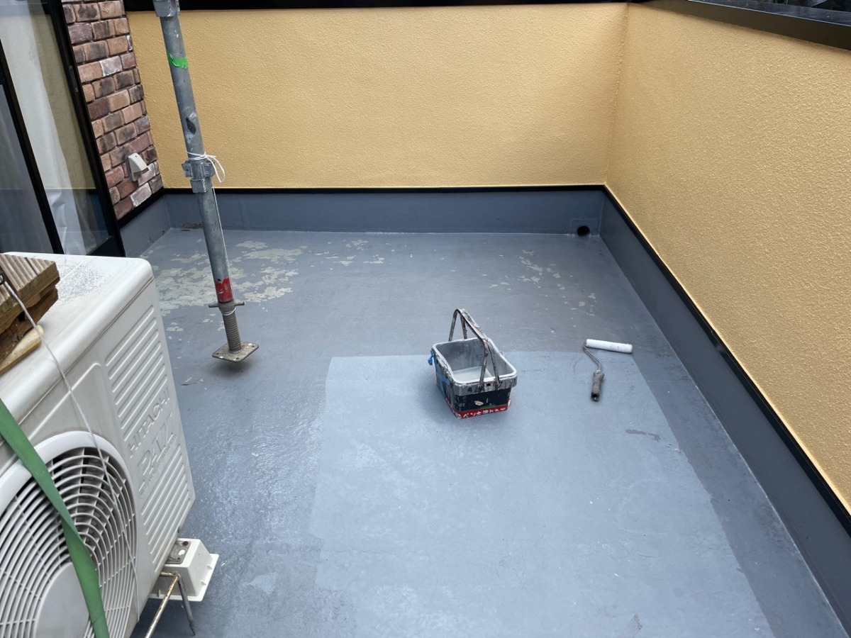 12-balcony-primer 清掃・下地調整後、プライマーを塗布。