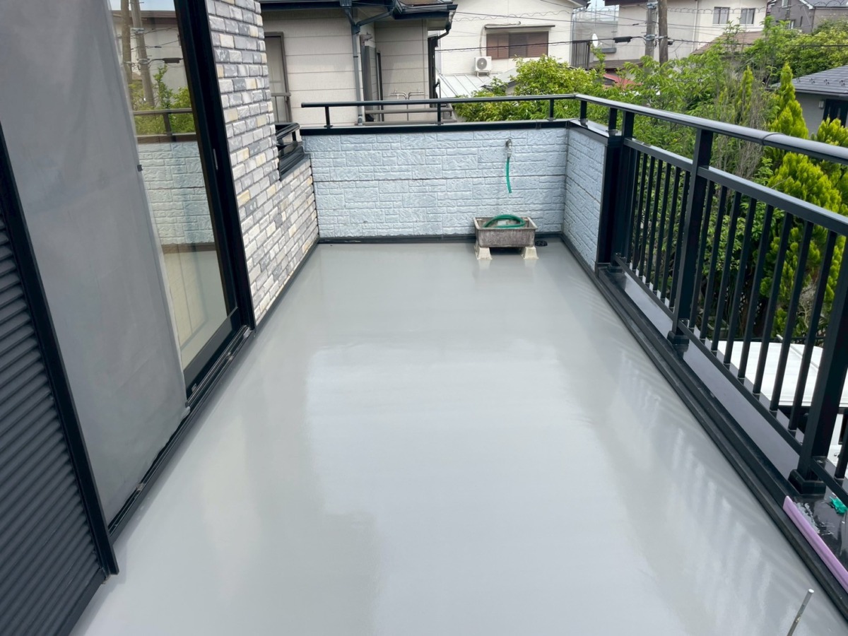 防水補修後のベランダ床と手すり壁