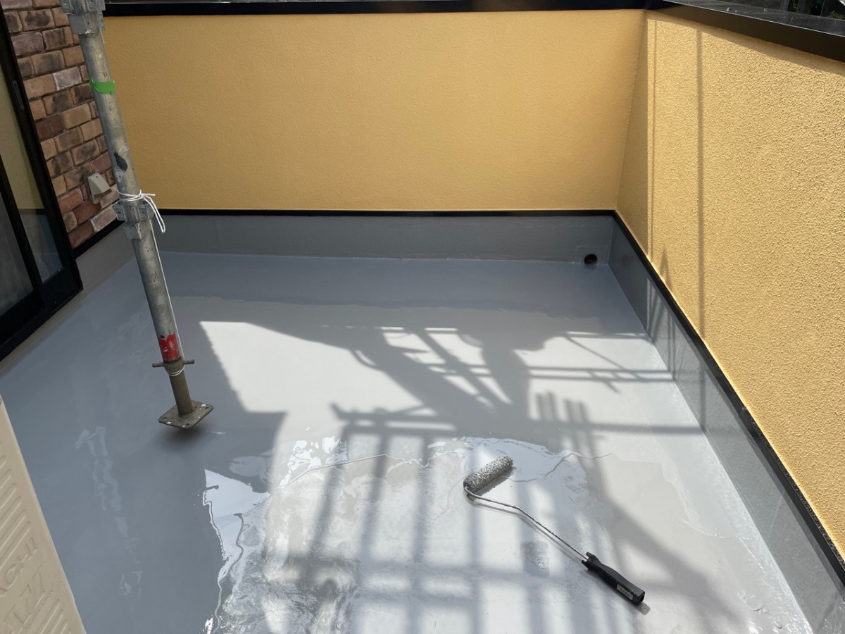 14-balcony-second ウレタン防水材の二層目を施工。