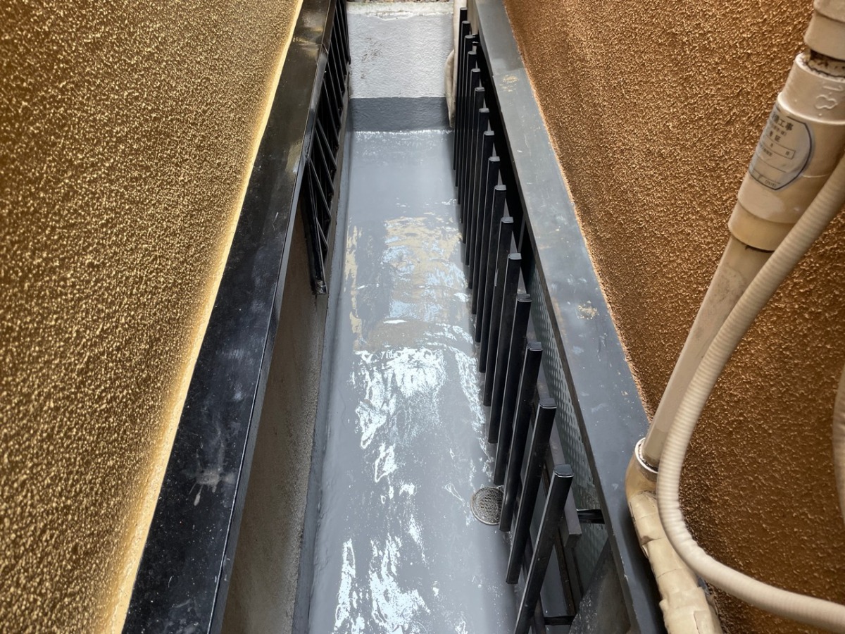 18-outside-finished 防水施工後の外構部分。壁際や配管まわりまで施工。