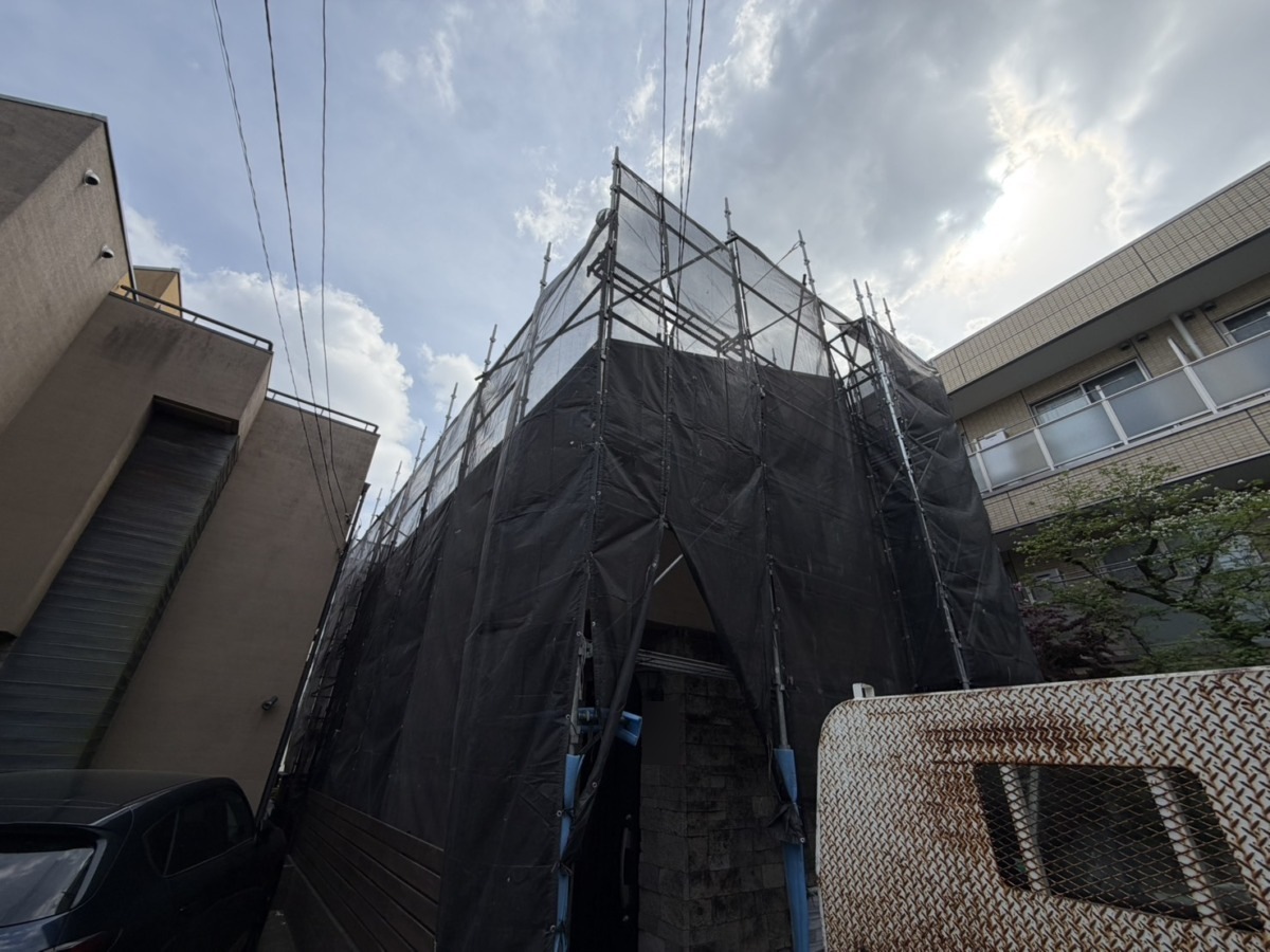足場と飛散防止シートを設置した建物