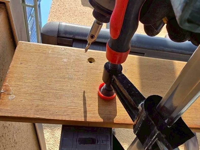 木製の横板に外側から下穴を加工