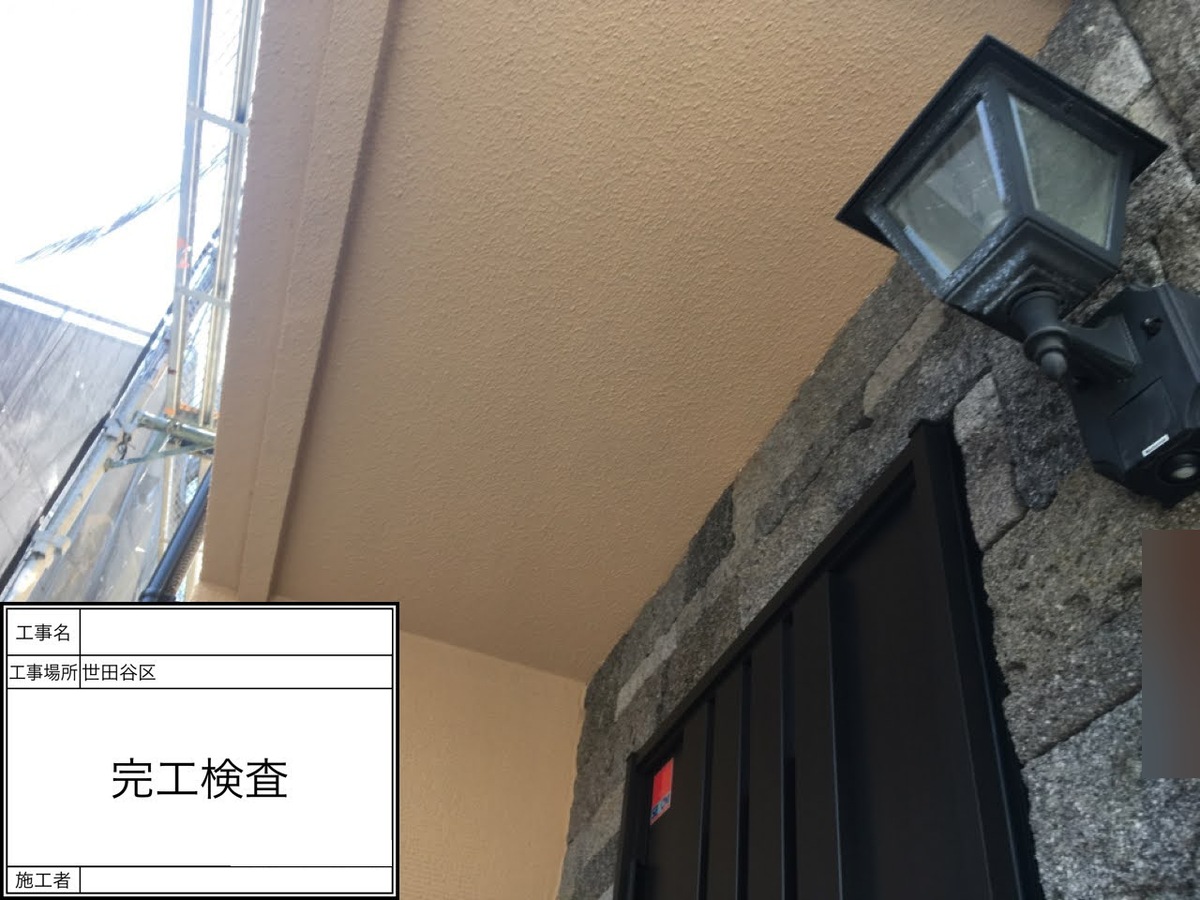 玄関上部の外壁と軒裏の完工確認