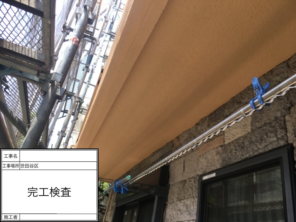 軒裏と外壁・石材の取り合いを完工確認