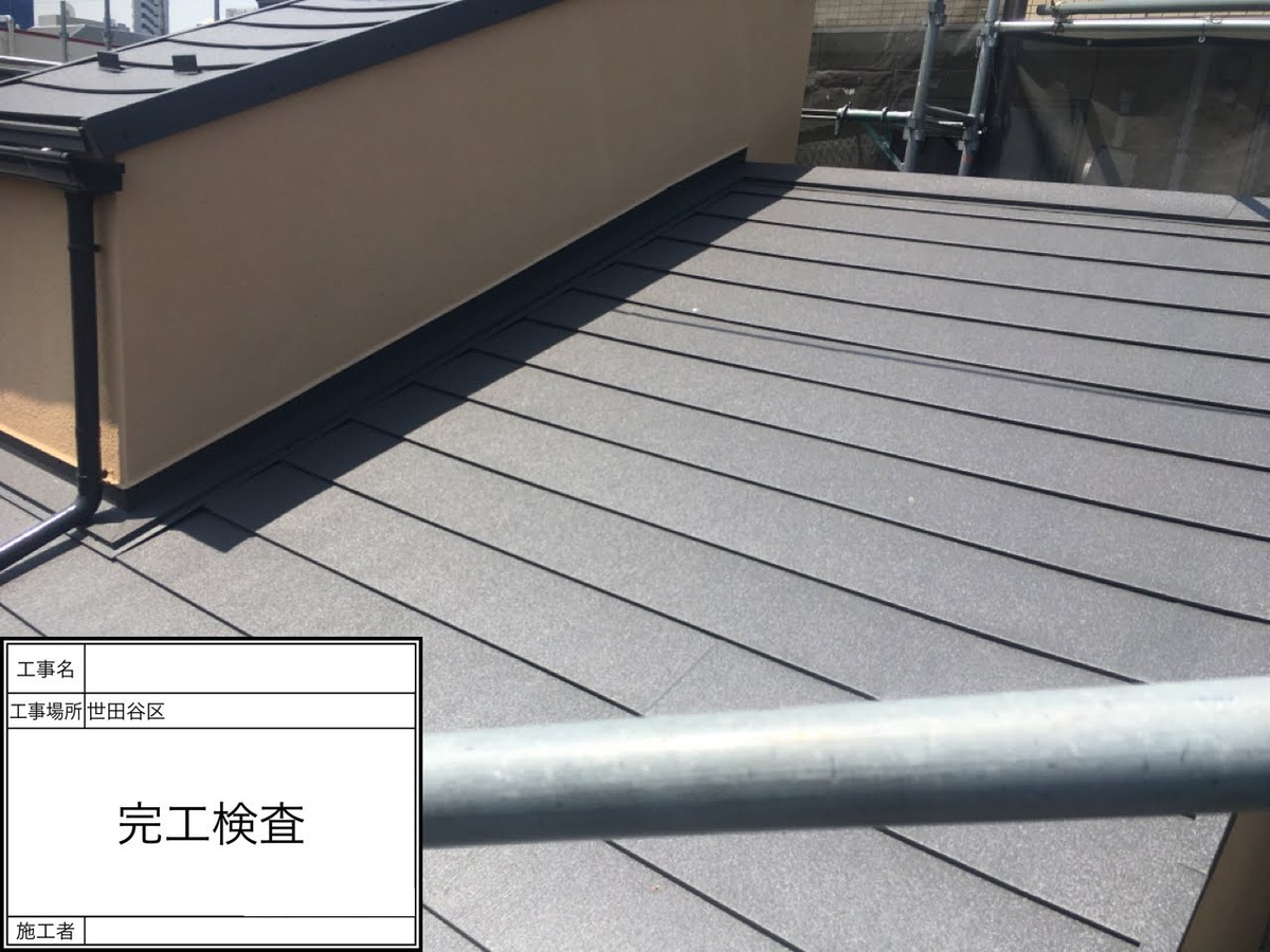 屋根と壁の取り合いを完工確認
