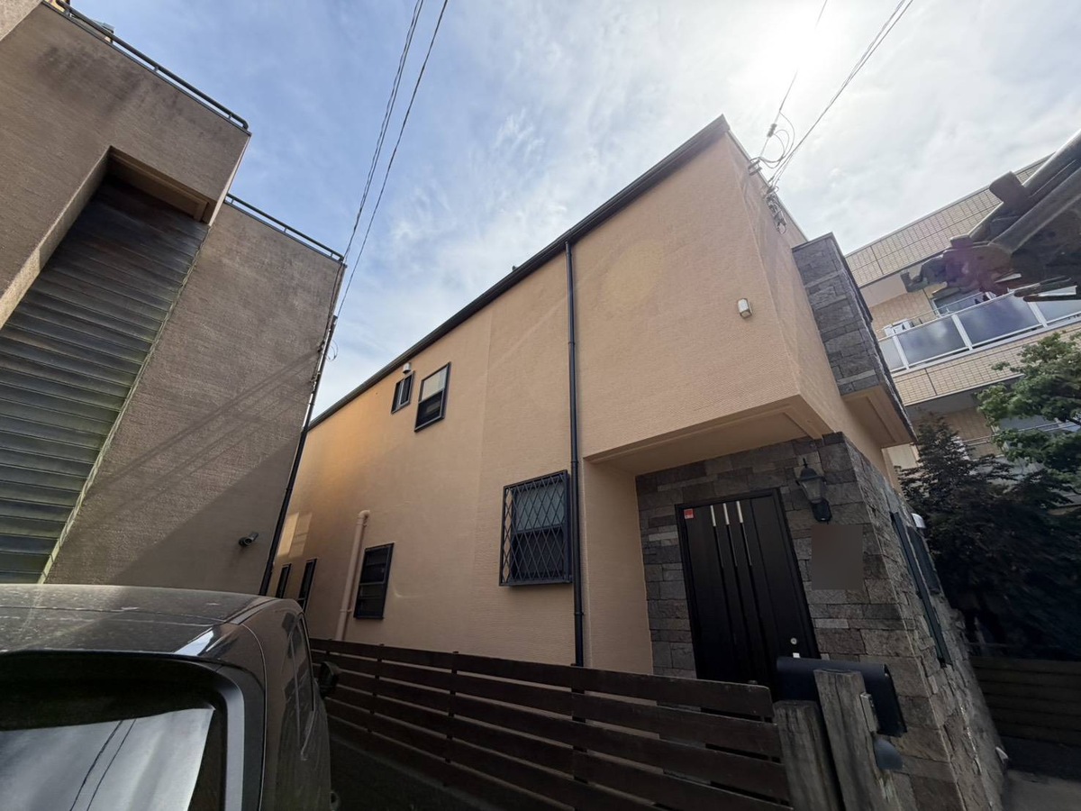 足場解体後の建物外観・玄関側