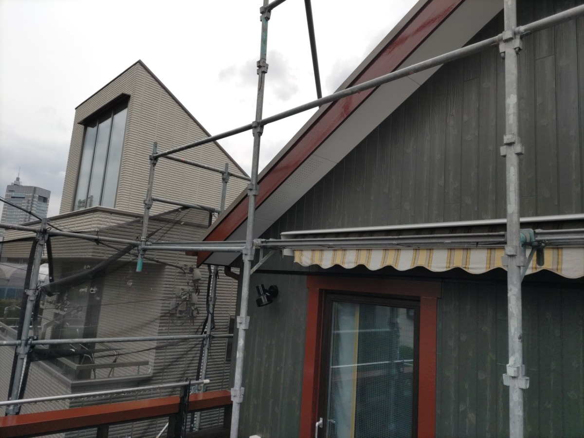 p25505-070 世田谷区の戸建て塗装工事:塗装後の破風まわり