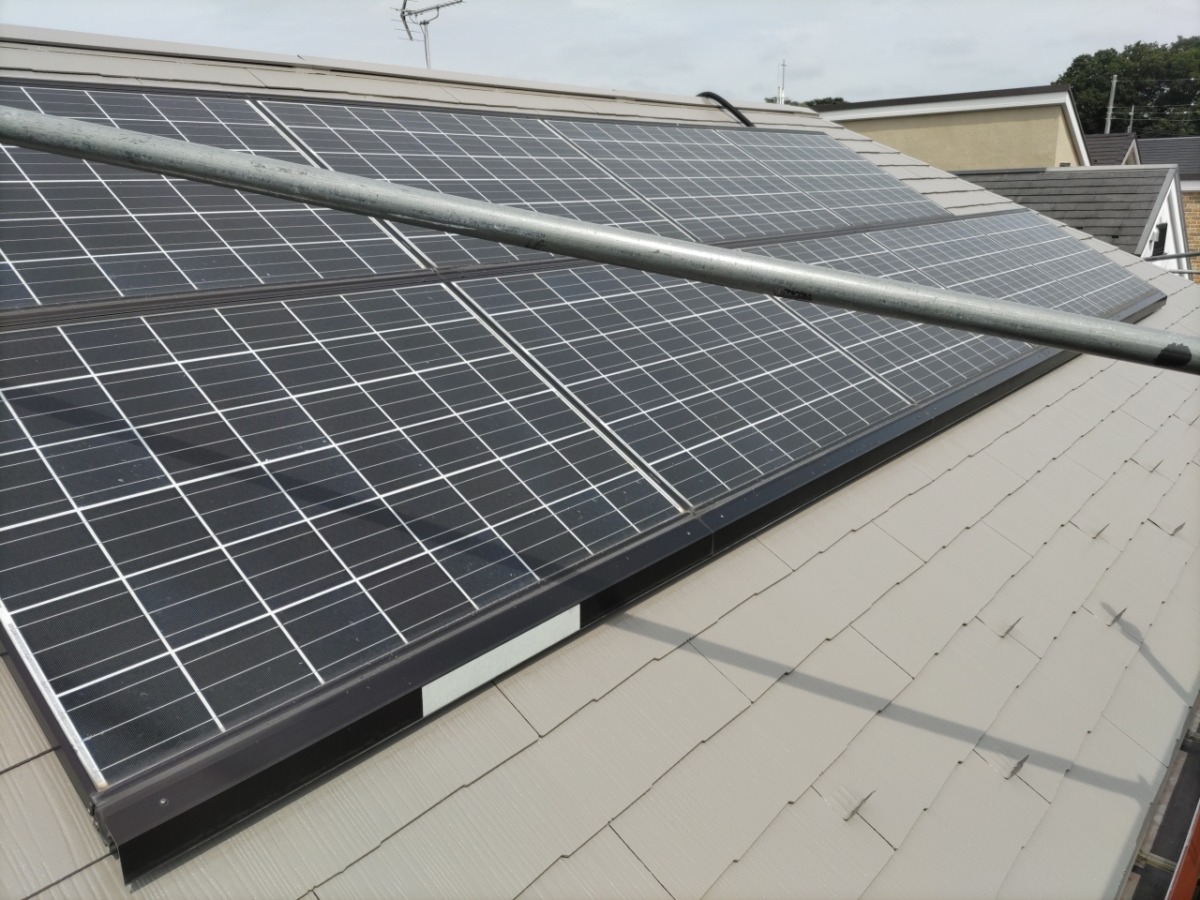 p25505-080 世田谷区の戸建て塗装工事:太陽光パネルまわりの屋根