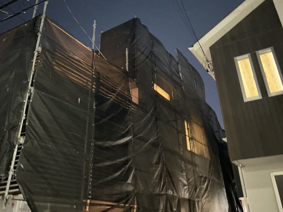 setagaya-02 建物の周囲をメッシュシートで養生