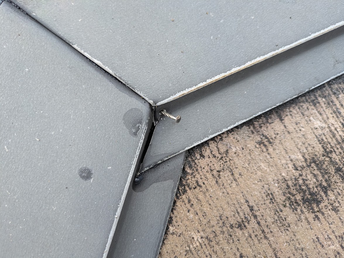施工前の棟板金接合部に見られる釘の浮き 施工前の棟板金接合部に見られる釘の浮き