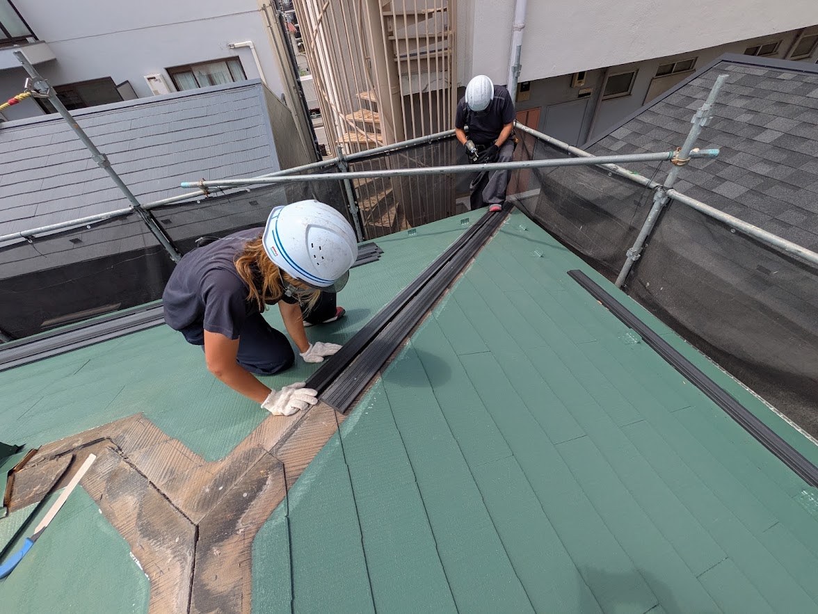棟に新しい樹脂製貫板を取り付ける作業 棟に新しい樹脂製貫板を取り付ける作業