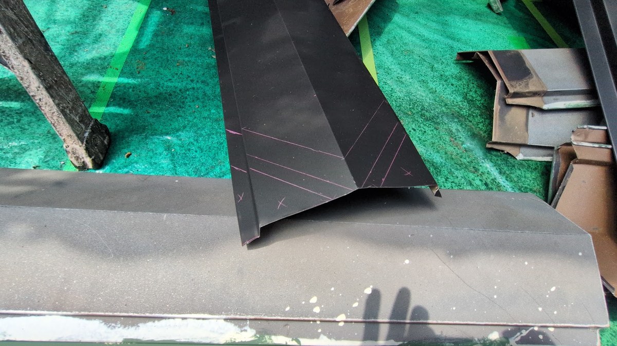 接合部の加工位置を記した新しい棟板金の端部 接合部の加工位置を記した新しい棟板金の端部