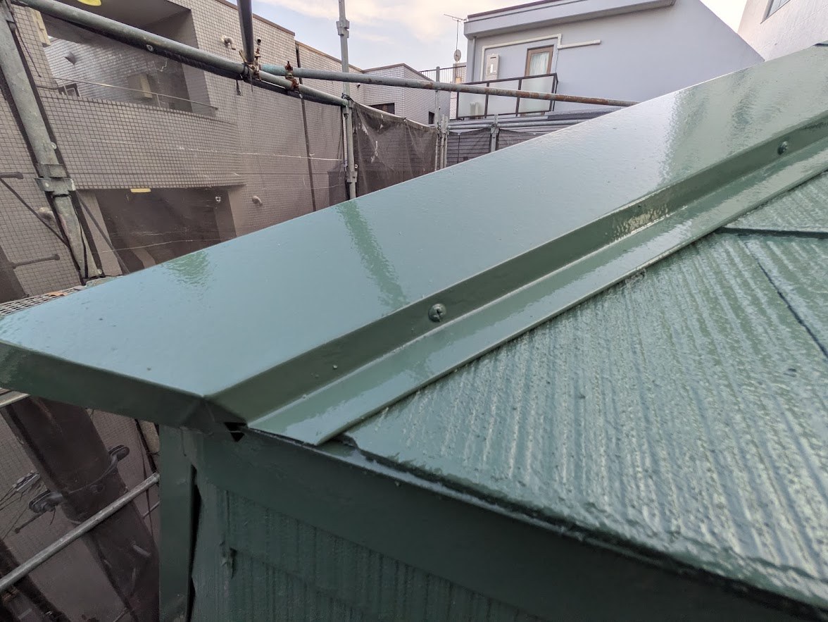 施工後の棟板金端部と側面の固定状況 施工後の棟板金端部と側面の固定状況
