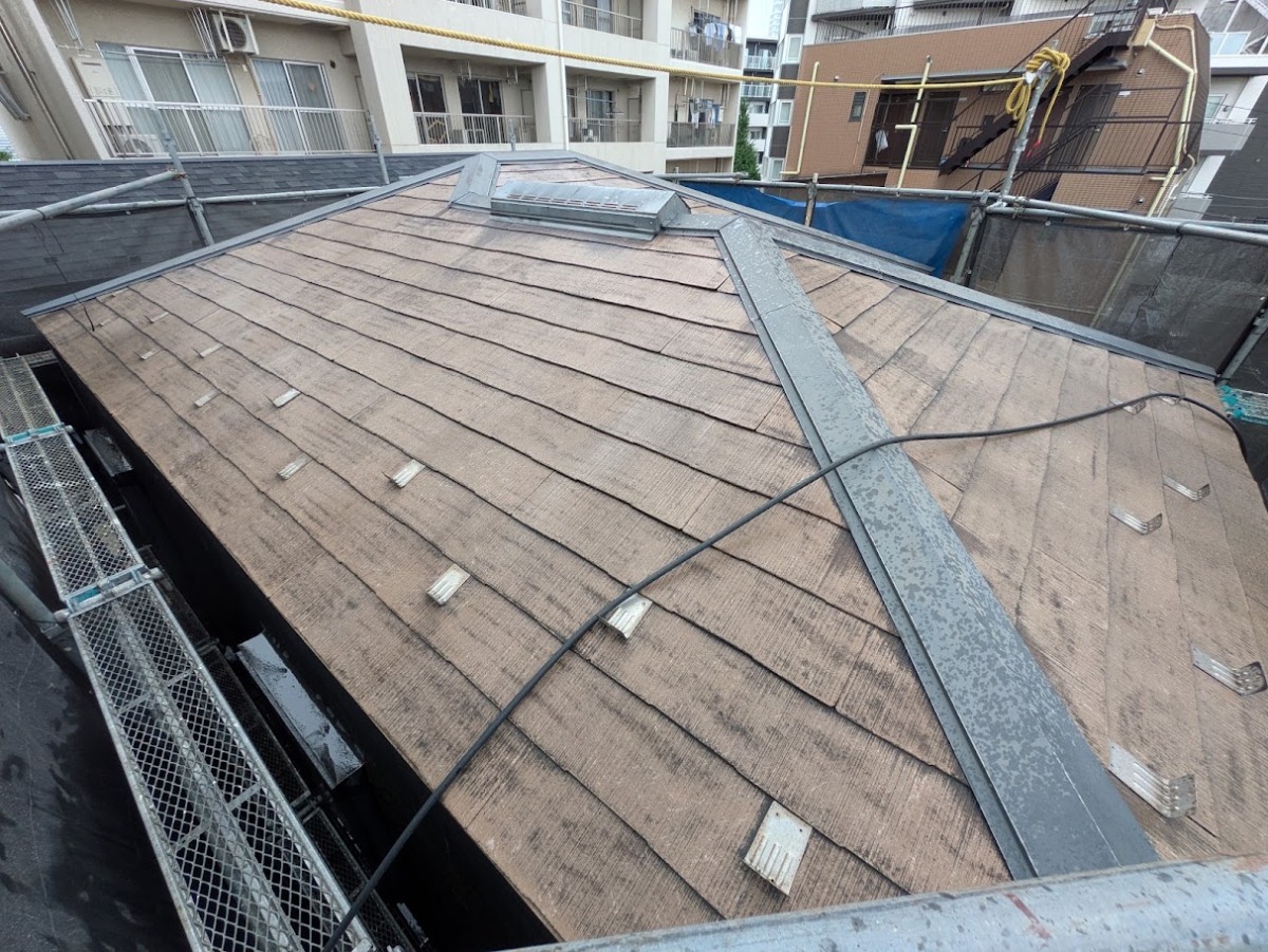 棟板金交換前のスレート屋根全体 棟板金交換前のスレート屋根全体