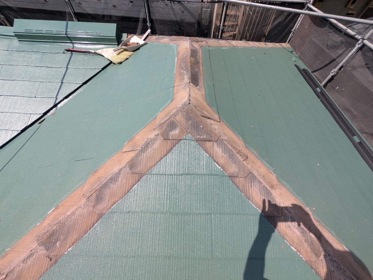 古い棟板金と貫板を撤去した後の棟の接合部分 古い棟板金と貫板を撤去した後の棟の接合部分