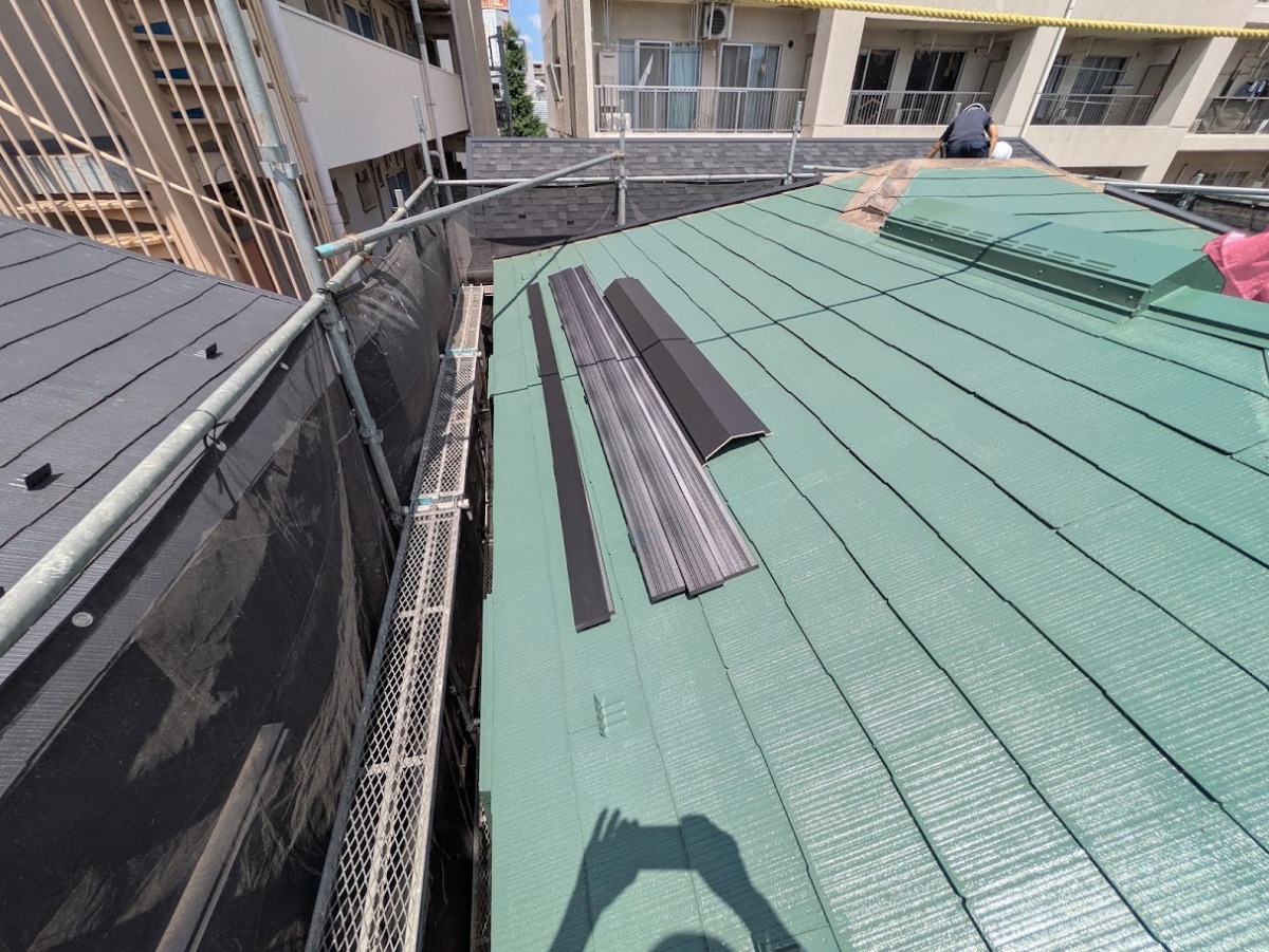屋根上に用意した新しい樹脂製貫板と棟板金 屋根上に用意した新しい樹脂製貫板と棟板金