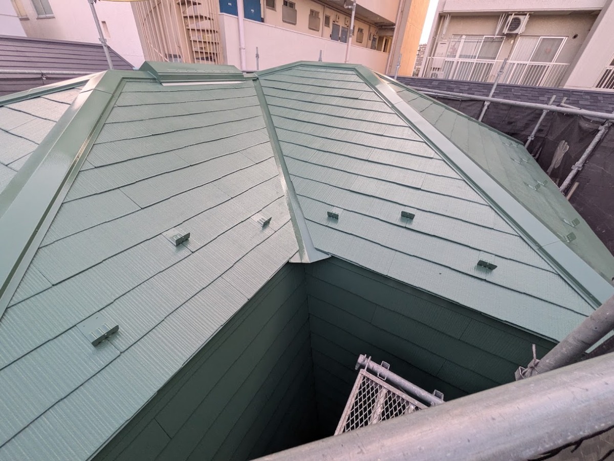 棟板金交換と塗装が完了した緑色のスレート屋根全体 棟板金交換と塗装が完了した緑色のスレート屋根全体