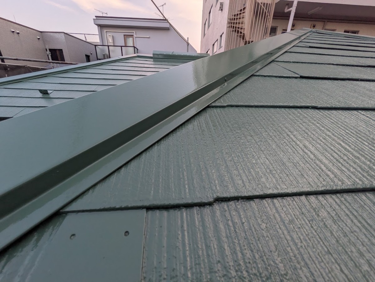 setagaya-munebankin-add-41 屋根塗装で仕上げた棟板金の側面と屋根面