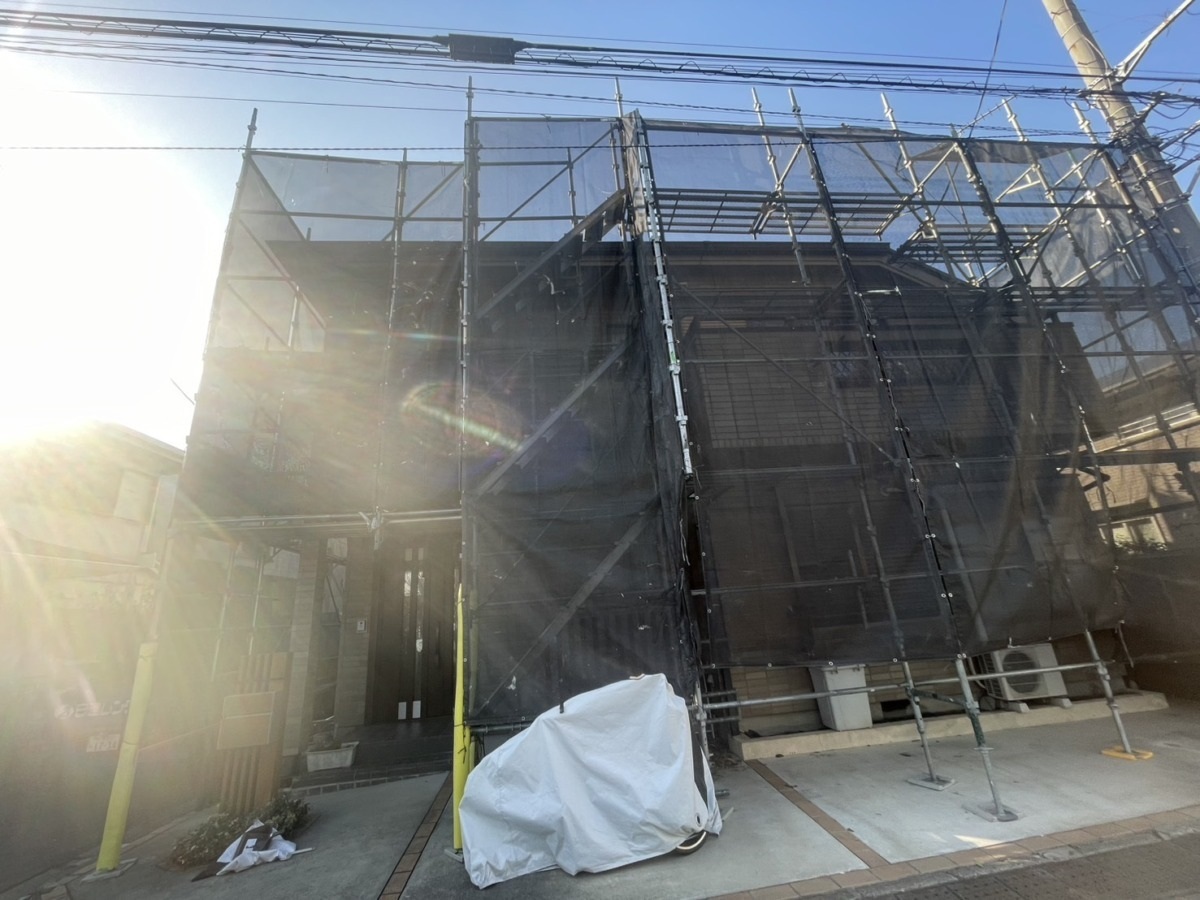 setagaya-renovation-01 足場と飛散防止シートを設置した建物の外観