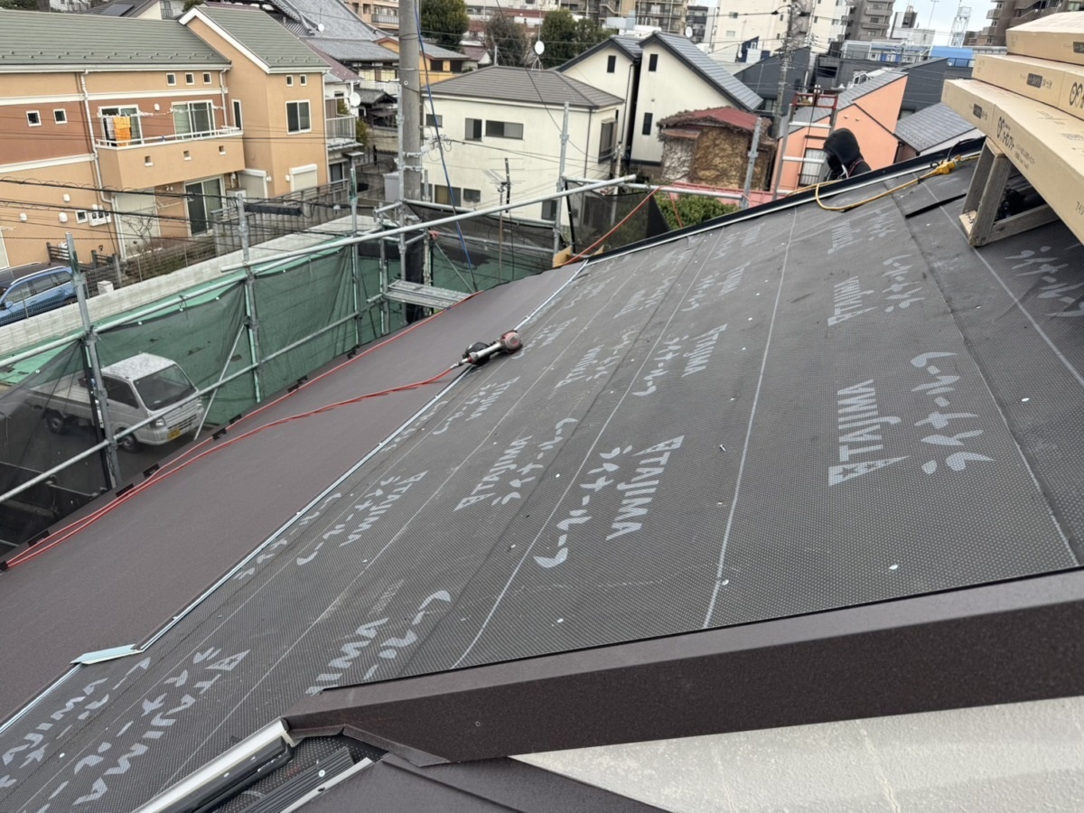 setagaya-renovation-08 軒先側から新しい屋根材を取り付けている途中