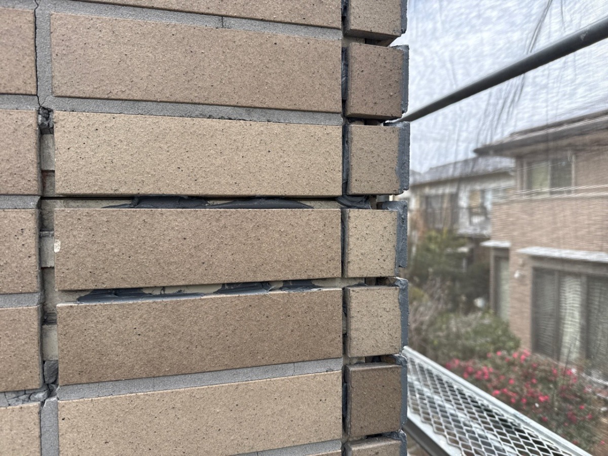 setagaya-renovation-12 傷んだタイル目地をはつり、補修の下地を整えました。