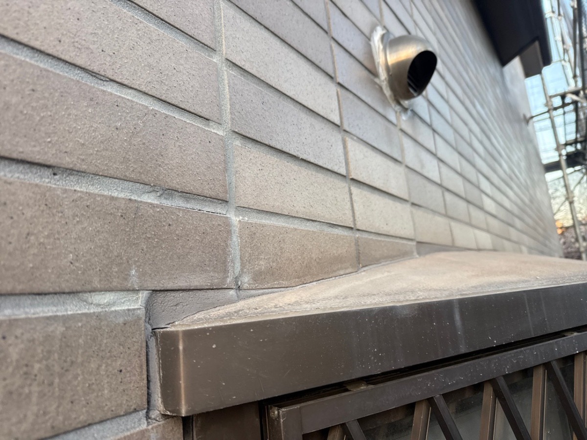 setagaya-renovation-15 工事前の窓まわり。既存のシーリングにひび割れが見られます。