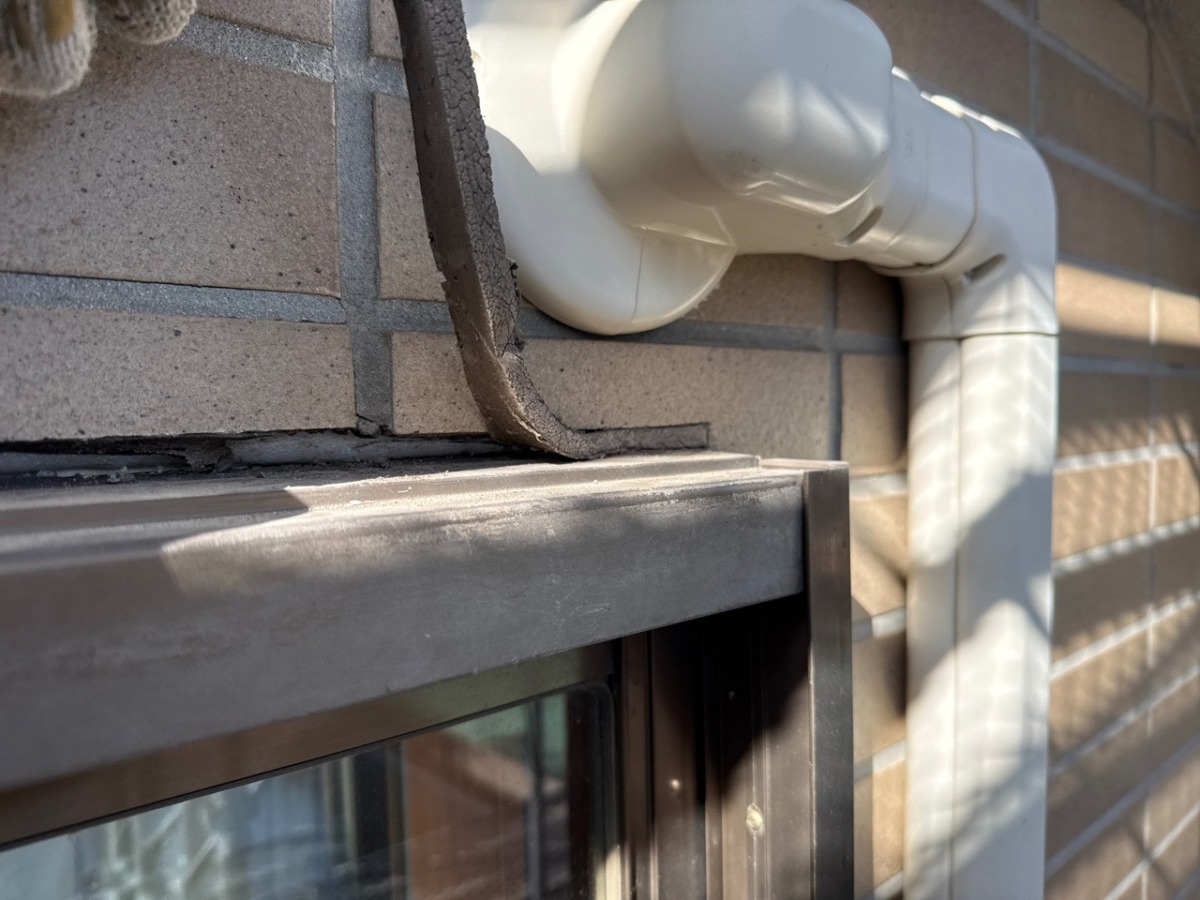 setagaya-renovation-16 窓まわりに残った既存シーリング材を撤去しました。