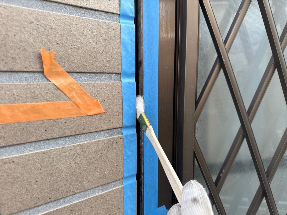 setagaya-renovation-17 養生した目地に、刷毛でプライマーを塗布しました。