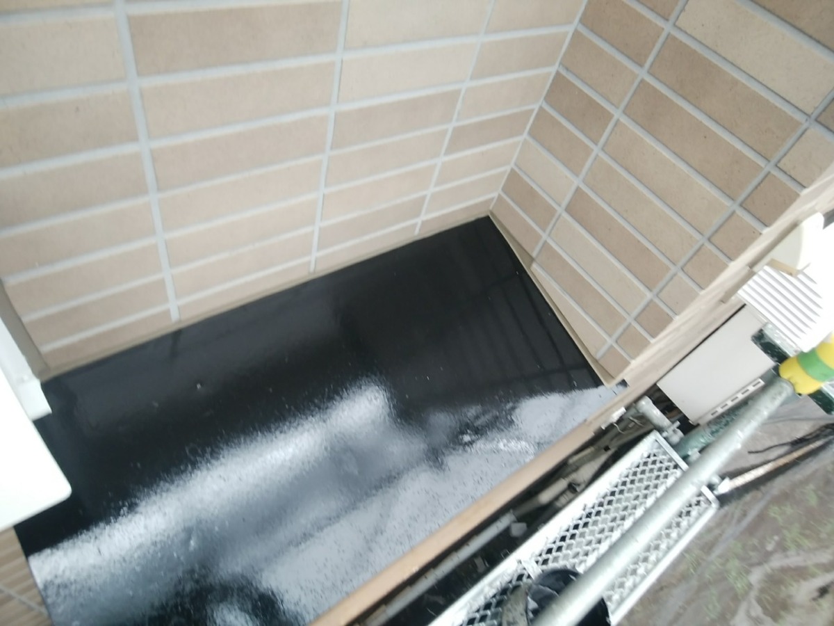 setagaya-renovation-40 出窓上のスチール部を仕上げた様子