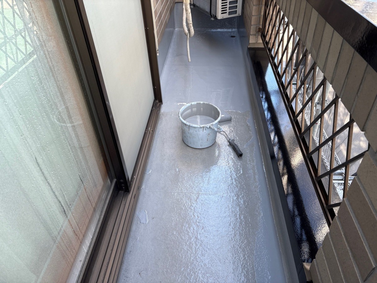 setagaya-renovation-46 ウレタン塗膜防水の1層目を塗布しました。