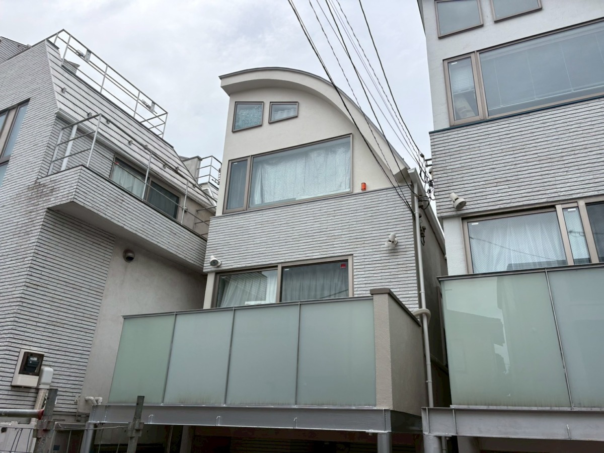 世田谷区の戸建て住宅で外壁と屋根の塗装を終えた外観