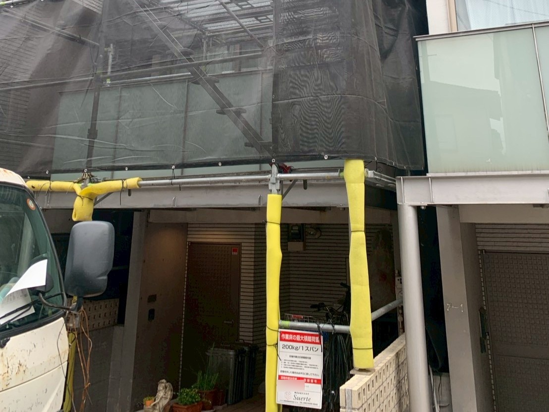 建物の出入口まわりに設けた足場