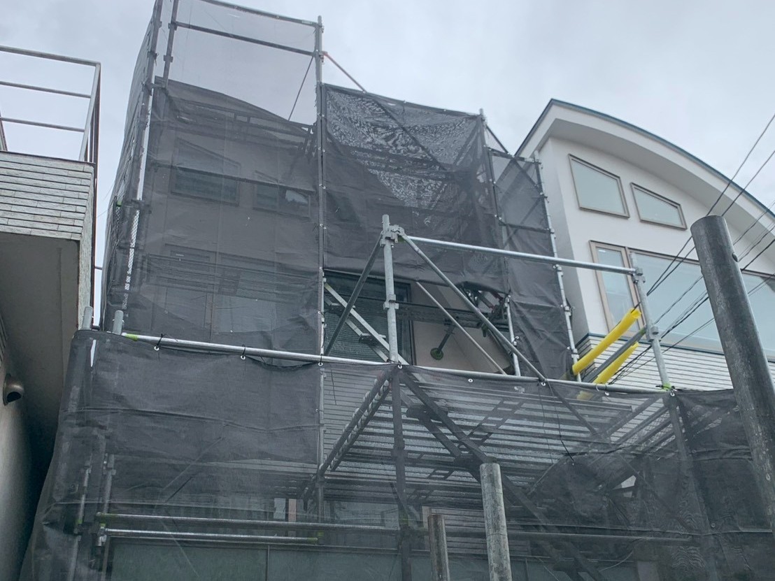建物正面の足場とメッシュシート