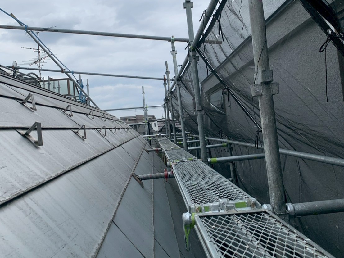 屋根まわりに設けた作業用足場