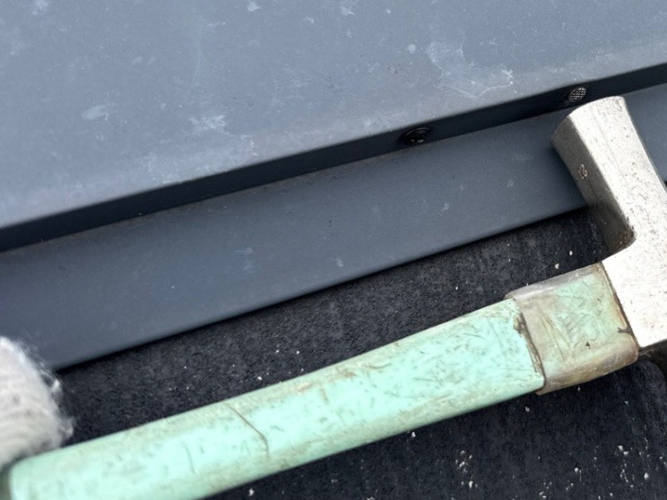 屋根板金の釘を締め直す