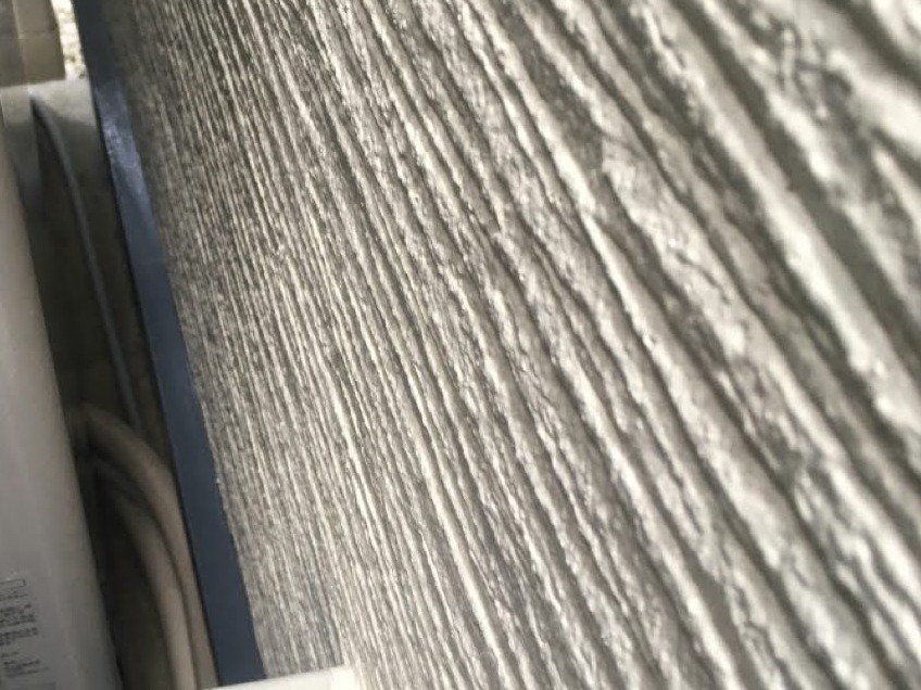 設備の背面側にある外壁の仕上がりを確認