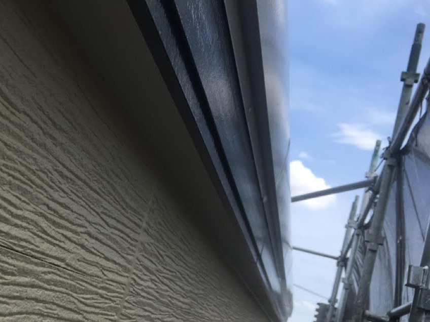 外壁上部と軒まわりの仕上がりを確認