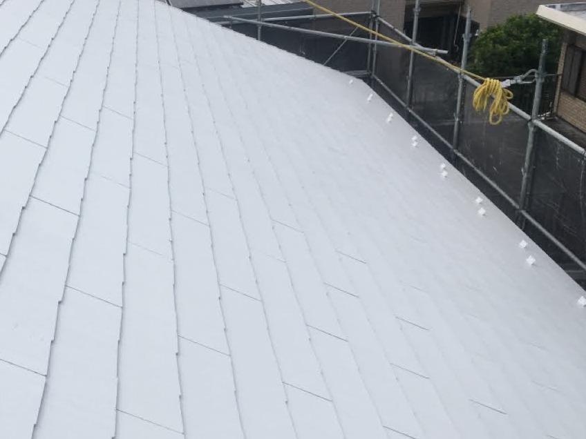塗装を終えたスレート屋根の仕上がりを確認