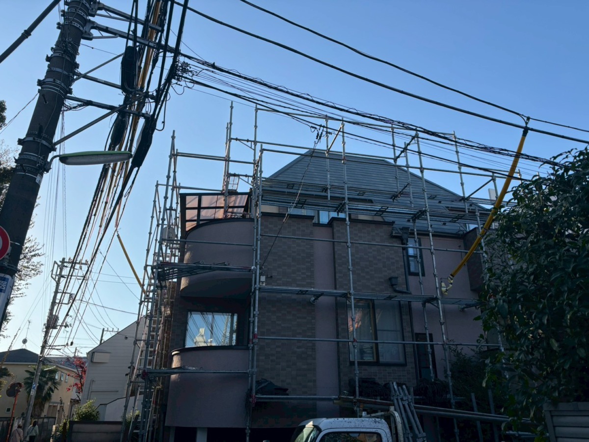 足場を組んだ建物と近接する電線